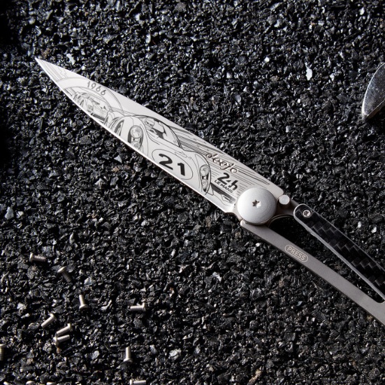 Photo d'un couteau Deejo personnalisé avec le tatouage 24 du Mans