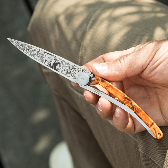 Photo d'un couteau Deejo personnalisé avec le tatouage Bécasse