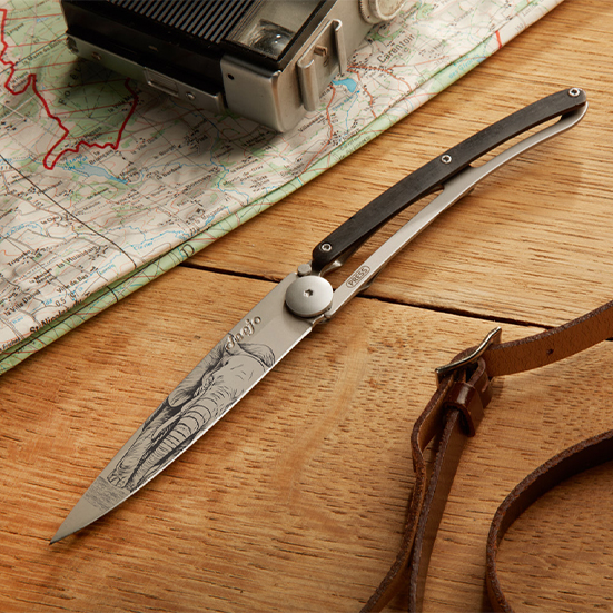 Photo d'un couteau Deejo personnalisé avec le tatouage Éléphant