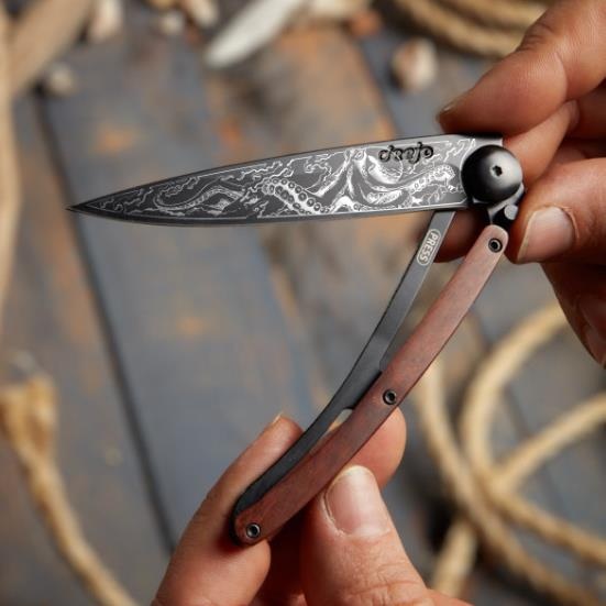 Photo d'un couteau Deejo personnalisé avec le tatouage Pieuvre