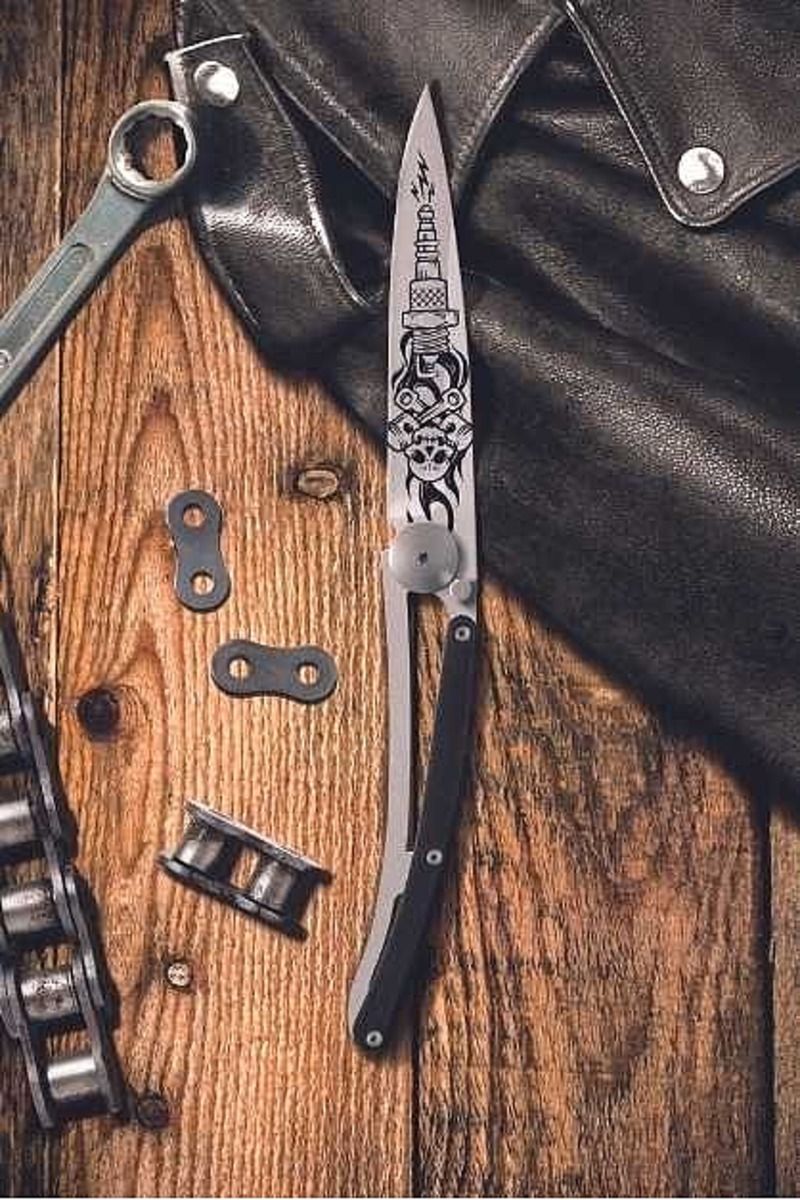 Deejo mit Totenkopf: Dieses Motiv ist bei Bikern beliebt Deejo mit Totenkopf: Dieses Motiv ist bei Bikern/Motorradfahrern beliebt