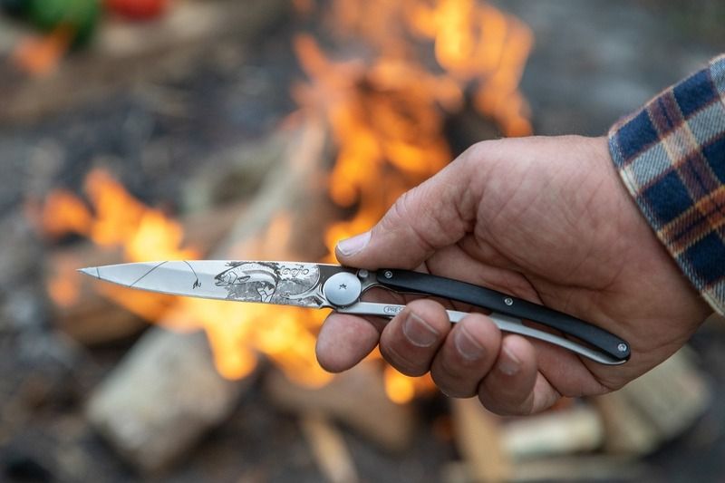 Deejo, ein personalisiertes Taschenmesser, hier mit Fisch-Motiv für Angler