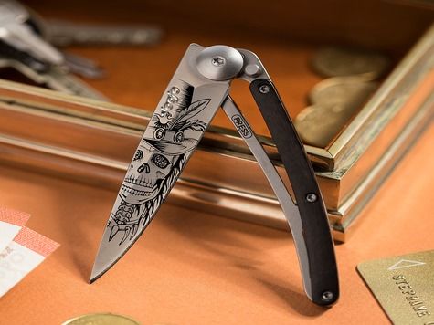 Deejo 37g, Ebenholz / Dandy skull
