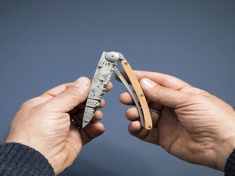Deejo Serrated 37g, Olivenholz / Jagdtag